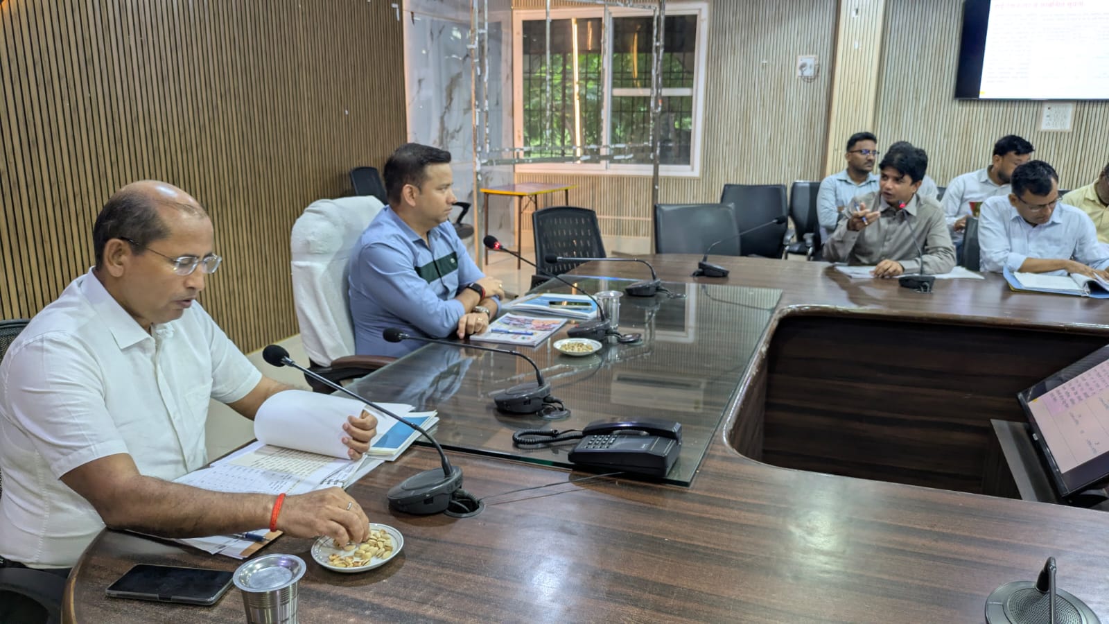 शैक्षिक गुणवत्ता और विद्यालयों की व्यवस्थाओं को सुदृढ़ करने पर जोर जर्जर भवनों के ध्वस्तीकरण, चहारदीवारी व निर्माण कार्यों में तेजी के निर्देश