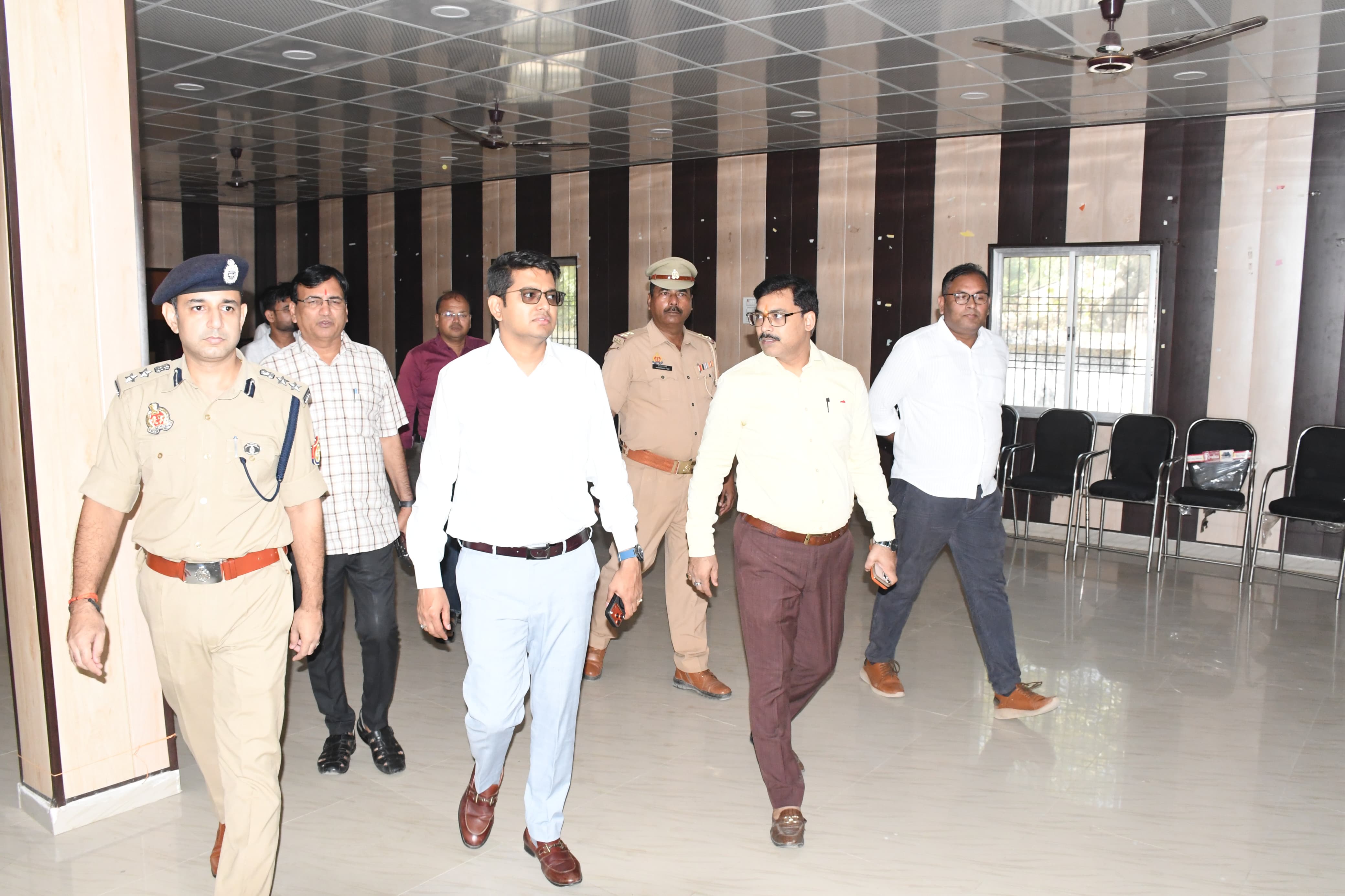 शिक्षक निर्वाचन: डीएम व एसपी ने नौगढ़ व बर्डपुर मतदान केंद्रों का लिया जायजा  गोरखपुर-फैजाबाद खंड शिक्षक निर्वाचन को सकुशल संपन्न कराने के लिए सेक्टर व जोनल मजिस्ट्रेटों को दिए कड़े निर्देश