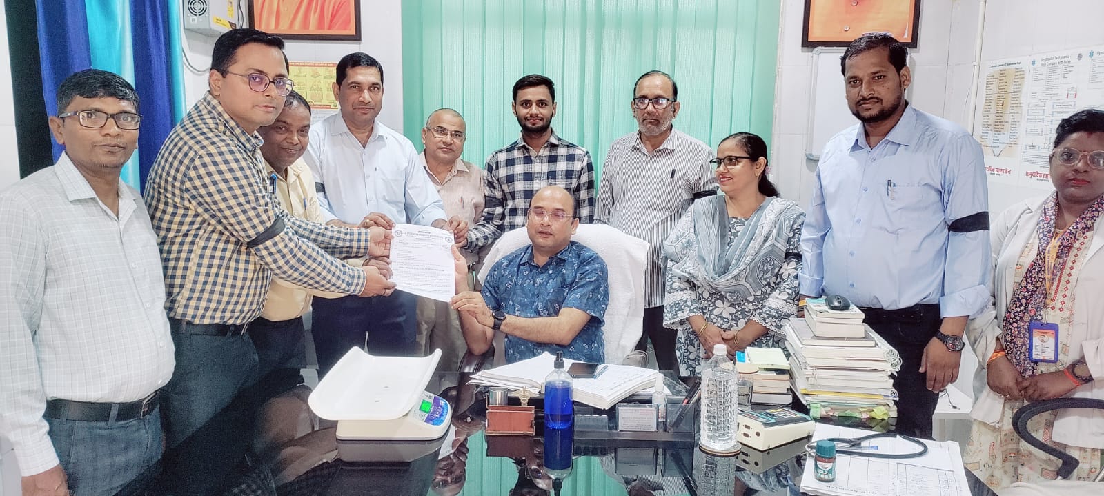 उच्चाधिकारियों के आश्वासन पर अंतिम संस्कार को माने परिजन डंपर चालक की मौत के बाद घर पर रखा था शव, कार्रवाई की मांग को लेकर अड़े थे परिजन।।