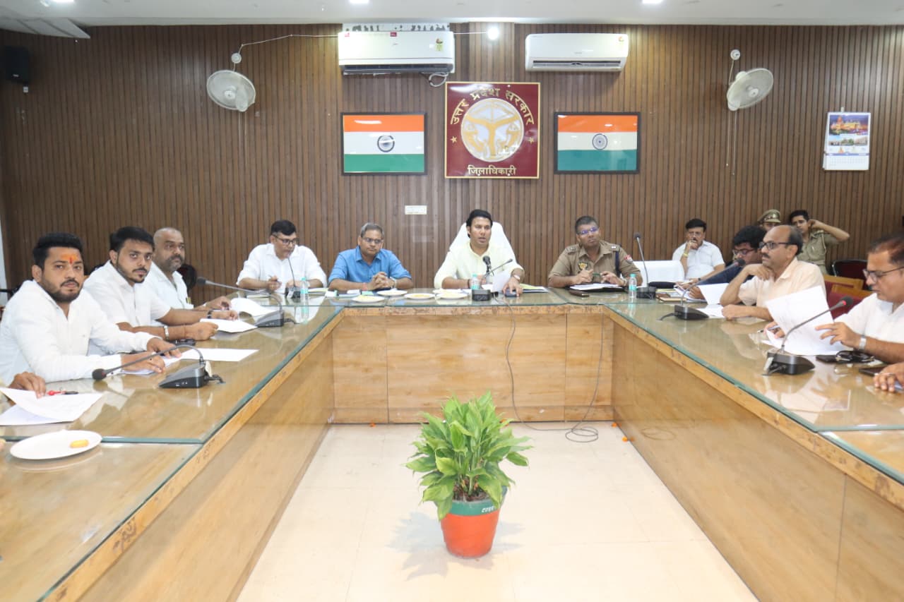 जिलाधिकारी ने व्यापारियों की समस्याओं के त्वरित एवं समयबद्ध निस्तारण के दिए निर्देश