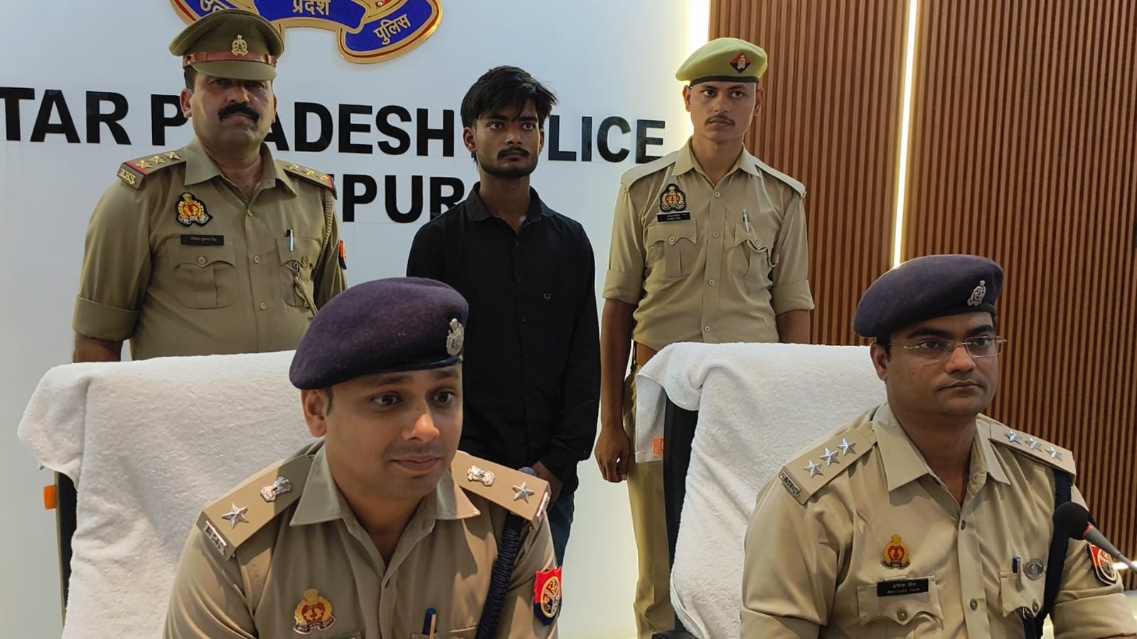 बिंदकी में सेल्समैन की हत्या और लूट का 12 घंटे में खुलासा, आरोपी गिरफ्तार - उधार के 50 हजार रुपये मांगने पर वारदात को दिया अंजाम, 1.41 लाख रुपये बरामद