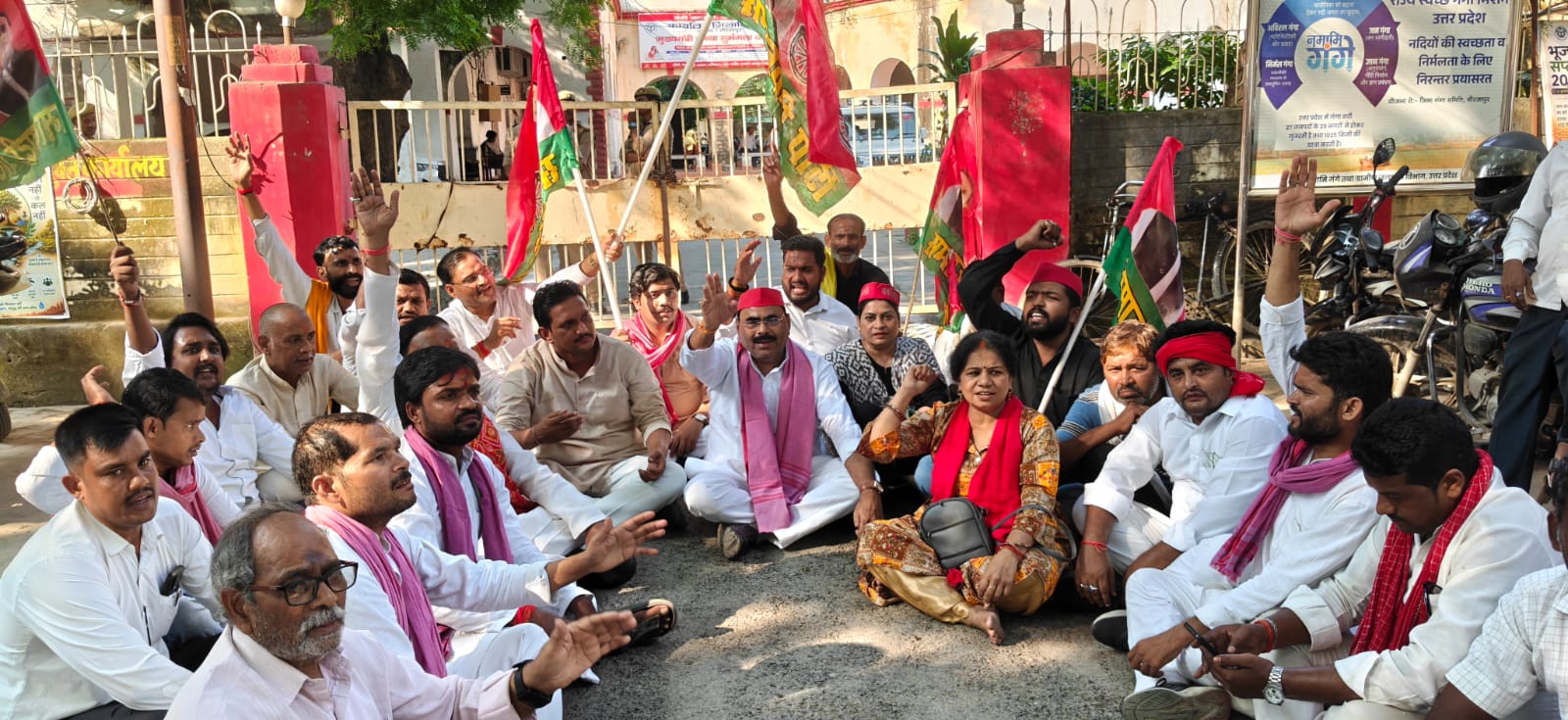 सपा ने पैदल मार्च कर अखिलेश यादव की गिरफ्तारी के विरोध में किया प्रदर्शन