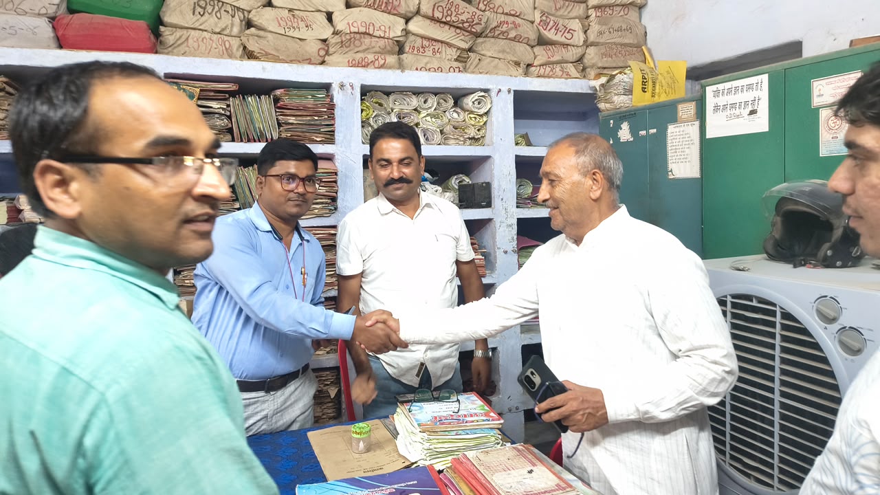 जनसंपर्क के जरिए शिवशंकर पटेल ने साधा सपा पर निशाना, स्नातकों के हक और अधिकारों का उठाया मुद्दा  11 स्थानों पर जनसंपर्क का कार्यक्रम, शिक्षा, रोजगार और कर्मचारियों की समस्याओं को लेकर रखेंगे अपनी बात