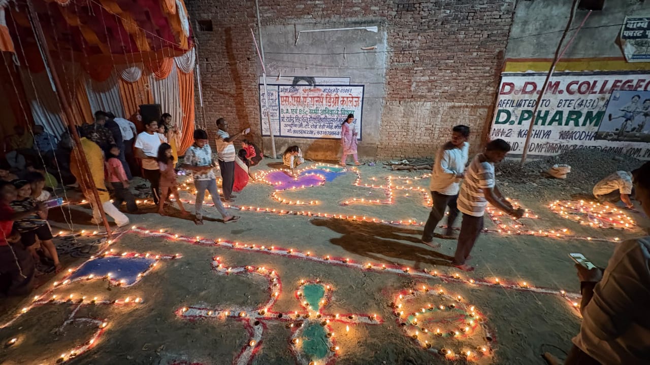 751 दीपों से जगमगाया मां भगवती का पंडाल, श्रद्धालुओं ने की सुख-समृद्धि की कामना