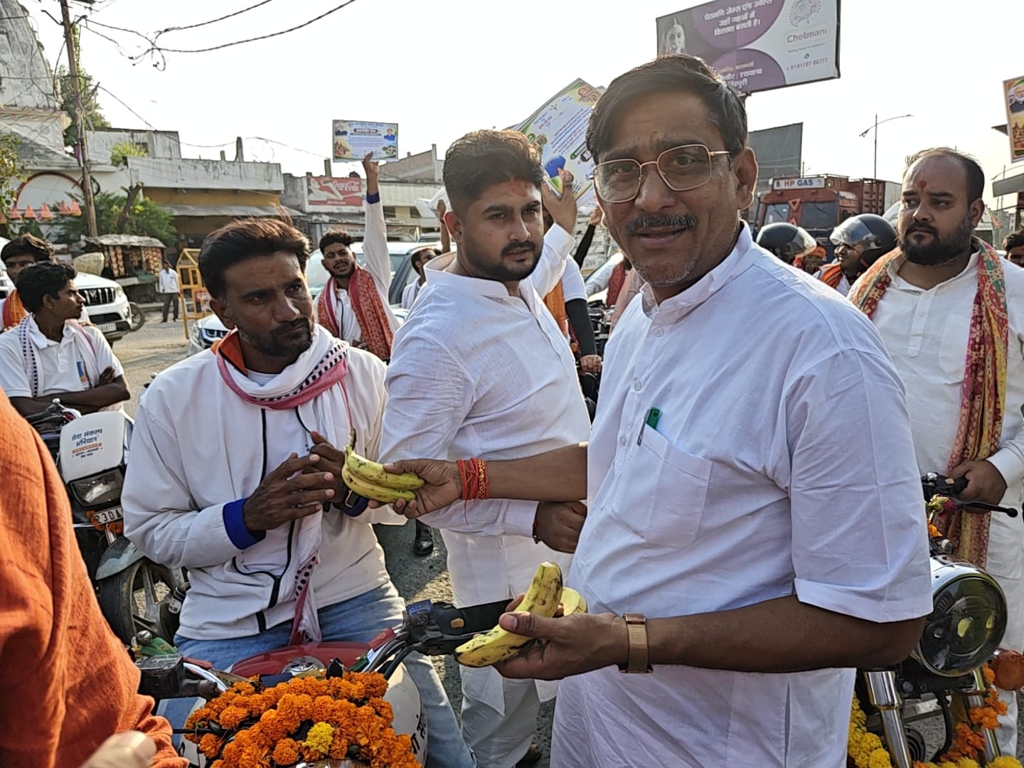 गुजरात के वडनगर से वाराणसी तक निकले बाइक यात्रा का नपाध्यक्ष ने किया स्वागत