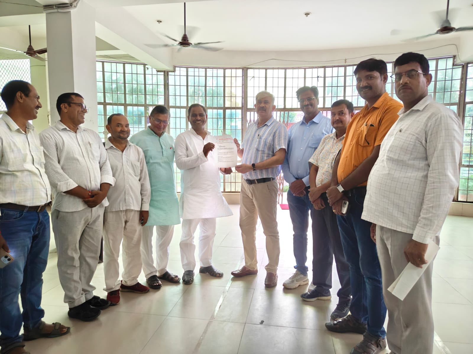 प्रधानाचार्य प्रधानाध्यापक भर्ती का एक ही आवेदन व एक ही परीक्षा पर प्रदेश स्तर पर तैयार हो एक मेरिट प्रधानाचार्य,प्रधानाध्यापक भर्ती-2026 की अर्हता को लेकर  सौंपा ज्ञापन