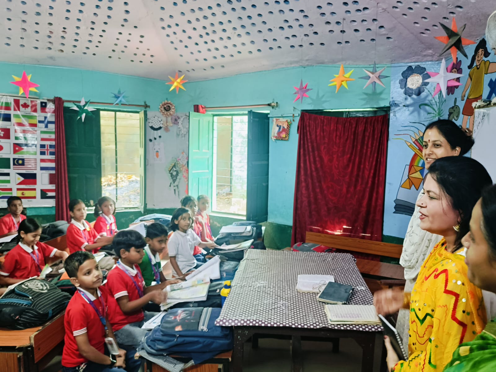 डीएम ने प्राथमिक विद्यालय अस्ती का किया औचक निरीक्षण, बच्चों की प्रतिभा देख की सराहना - जिलाधिकारी ने प्रधानाध्यापिका आशिया फारुकी सहित अन्य शिक्षकों की करी प्रशंसा