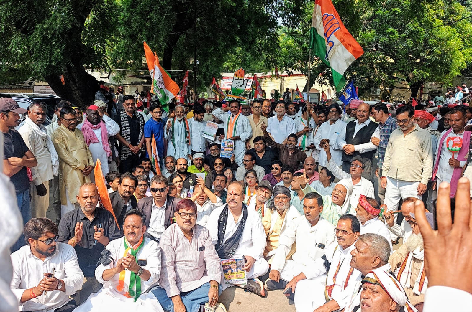 मुख्य चुनाव आयुक्त को बर्खास्त करने की मांग को लेकर कांग्रेस का प्रर्दशन