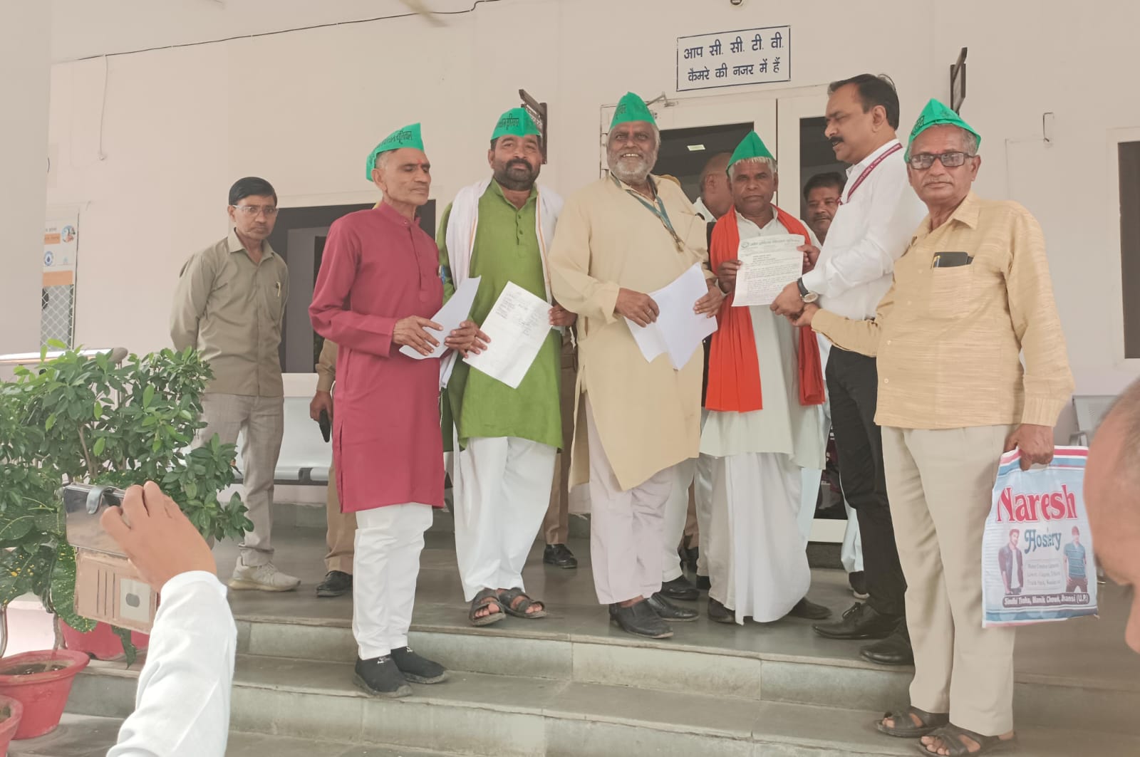 पूर्ण शराबबंदी की मांग को लेकर ऑल इंडिया किसान यूनियन ने मुख्यमंत्री के नाम जिलाधिकारी को दिया ज्ञापन