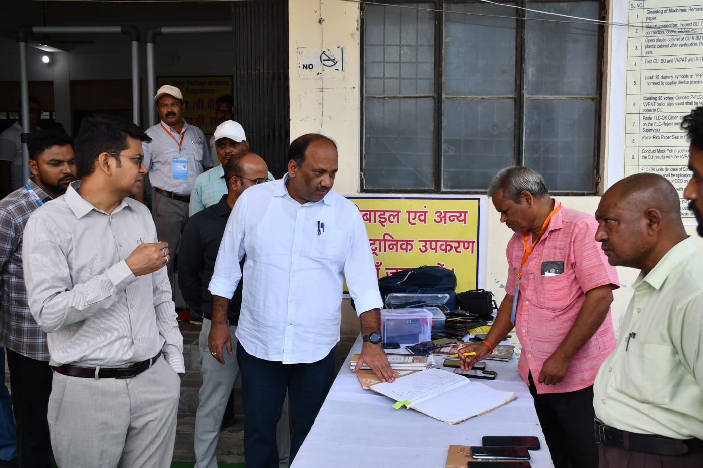 सिद्धार्थनगर में आगामी चुनाव हेतु ईवीएम की एफएलसी जांच का डीएम ने किया निरीक्षण