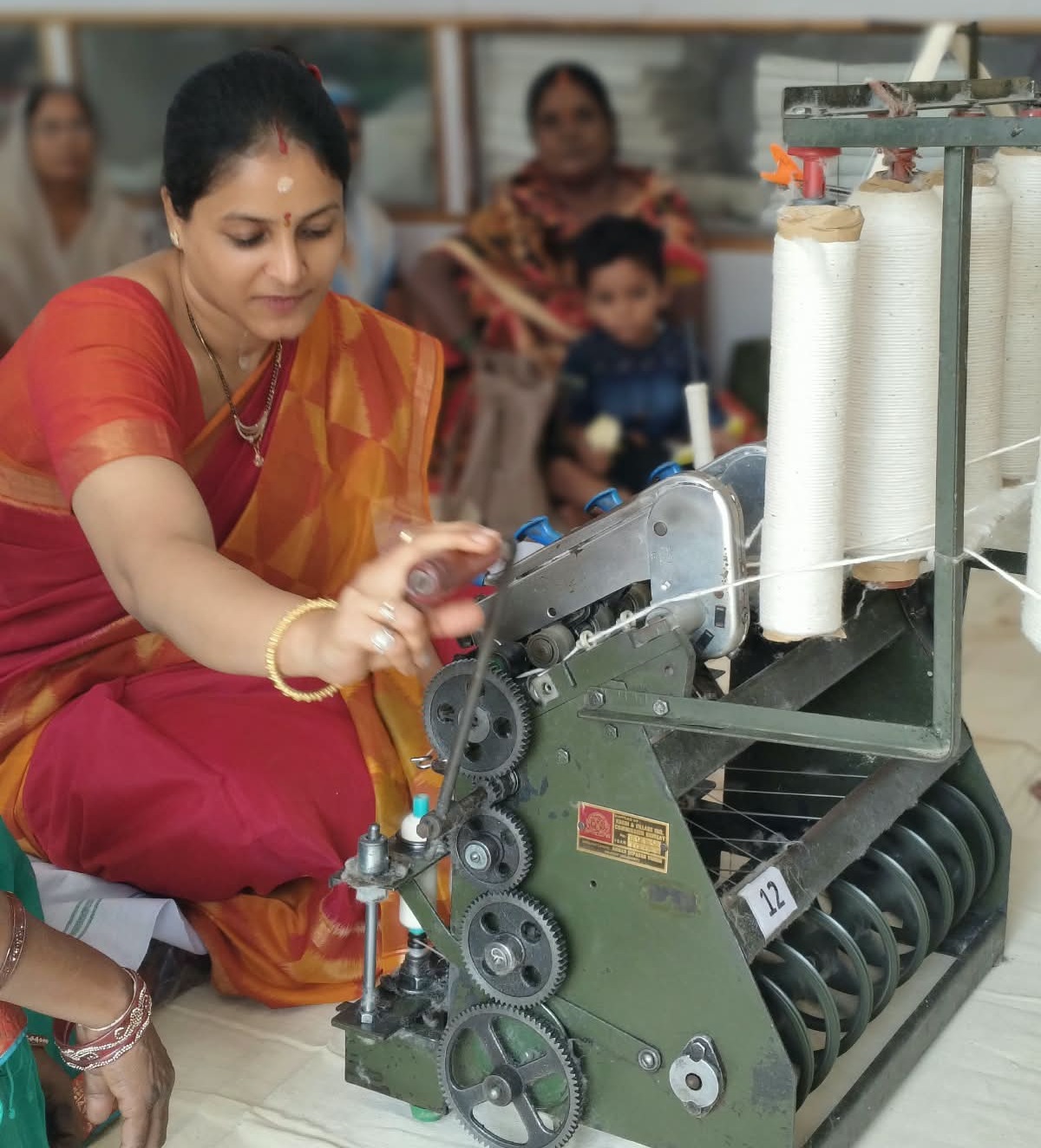 जिलाधिकारी ने चरखा चलाकर दिया स्वदेशी और आत्मनिर्भरता का संदेश