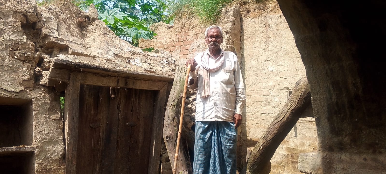 बारिश में गिरे गरीबों के आशियाने, पक्की छत की आस