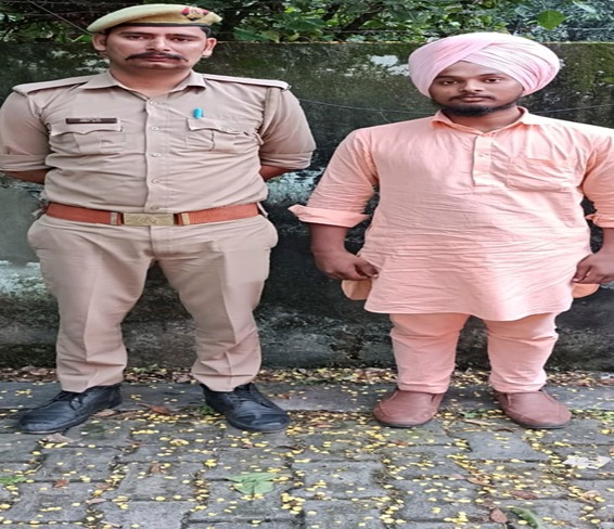 पवित्र धार्मिक ग्रंथों के मामले में मुकदमा दर्ज, गुरुद्वारे का सेवादार गिरफ्तार  **धार्मिक ग्रंथों को जलाने और वादी को धमकी देने के आरोप में पुलिस की कार्रवाई**