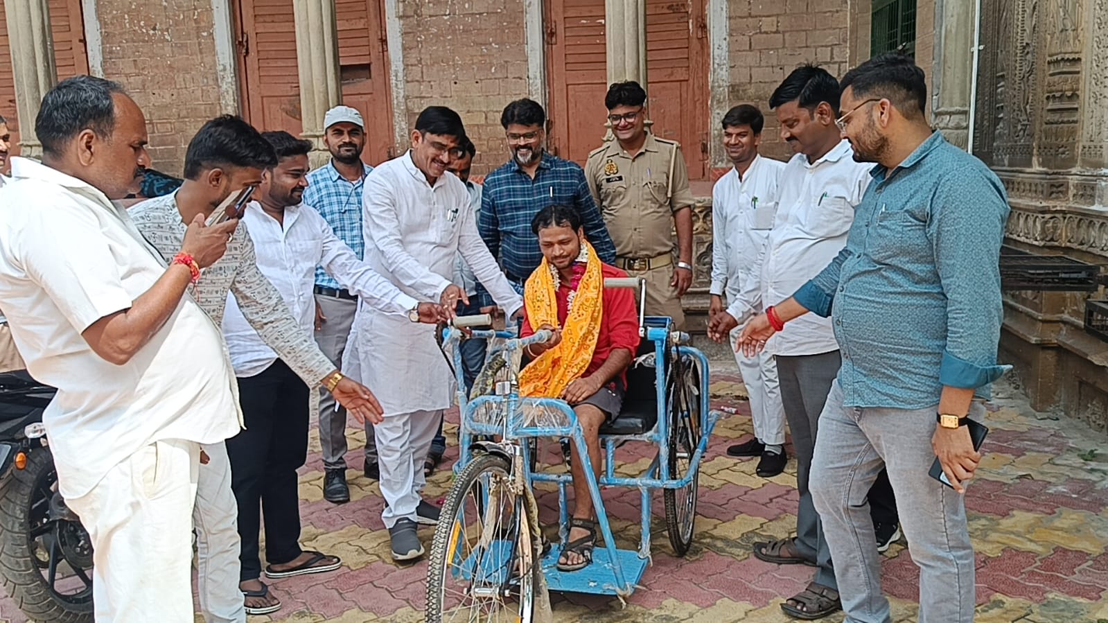 नए हाइड्रोलिक वाहन का विधि-विधान से पूजन कर नपाध्यक्ष ने किया उद्घाटन