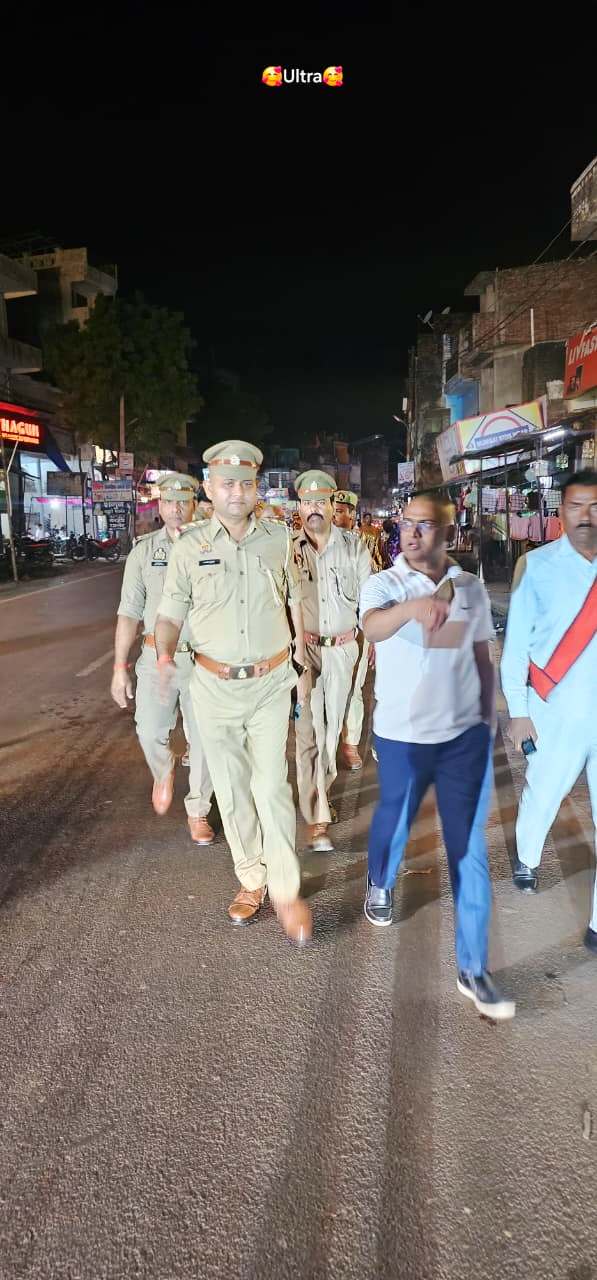 मंदिरों में उमड़े देवी भक्त, हुआ फ्लैग मार्च