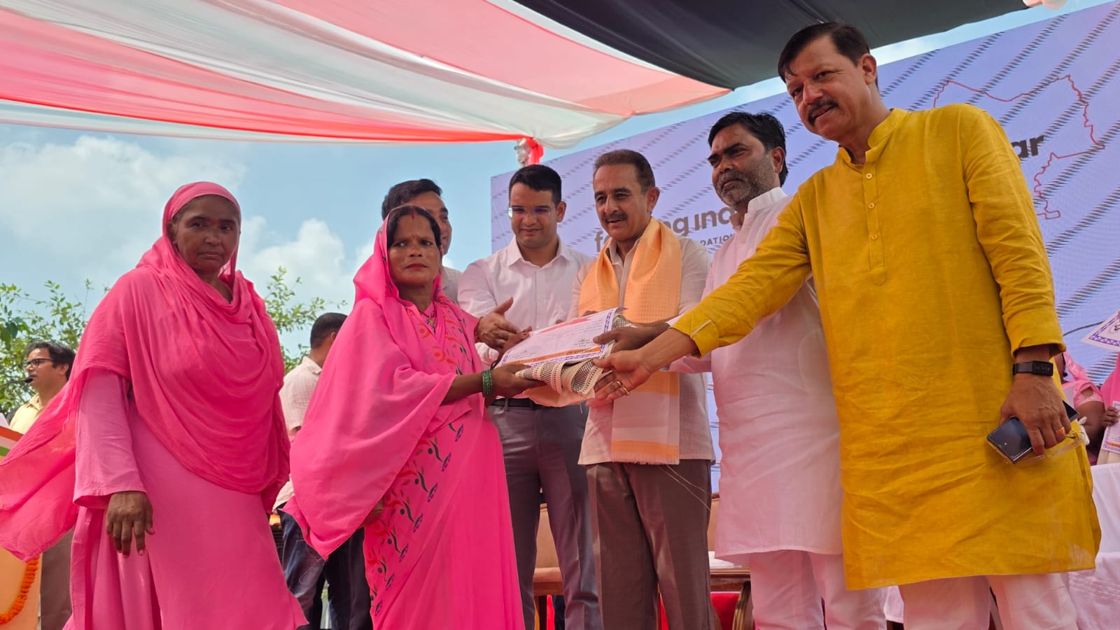 केंद्रीय राज्यमंत्री कीर्तिवर्धन सिंह ने रेहरा बाजार में फीडिंग इंडिया के पोषण कार्यक्रम का किया शुभारंभ