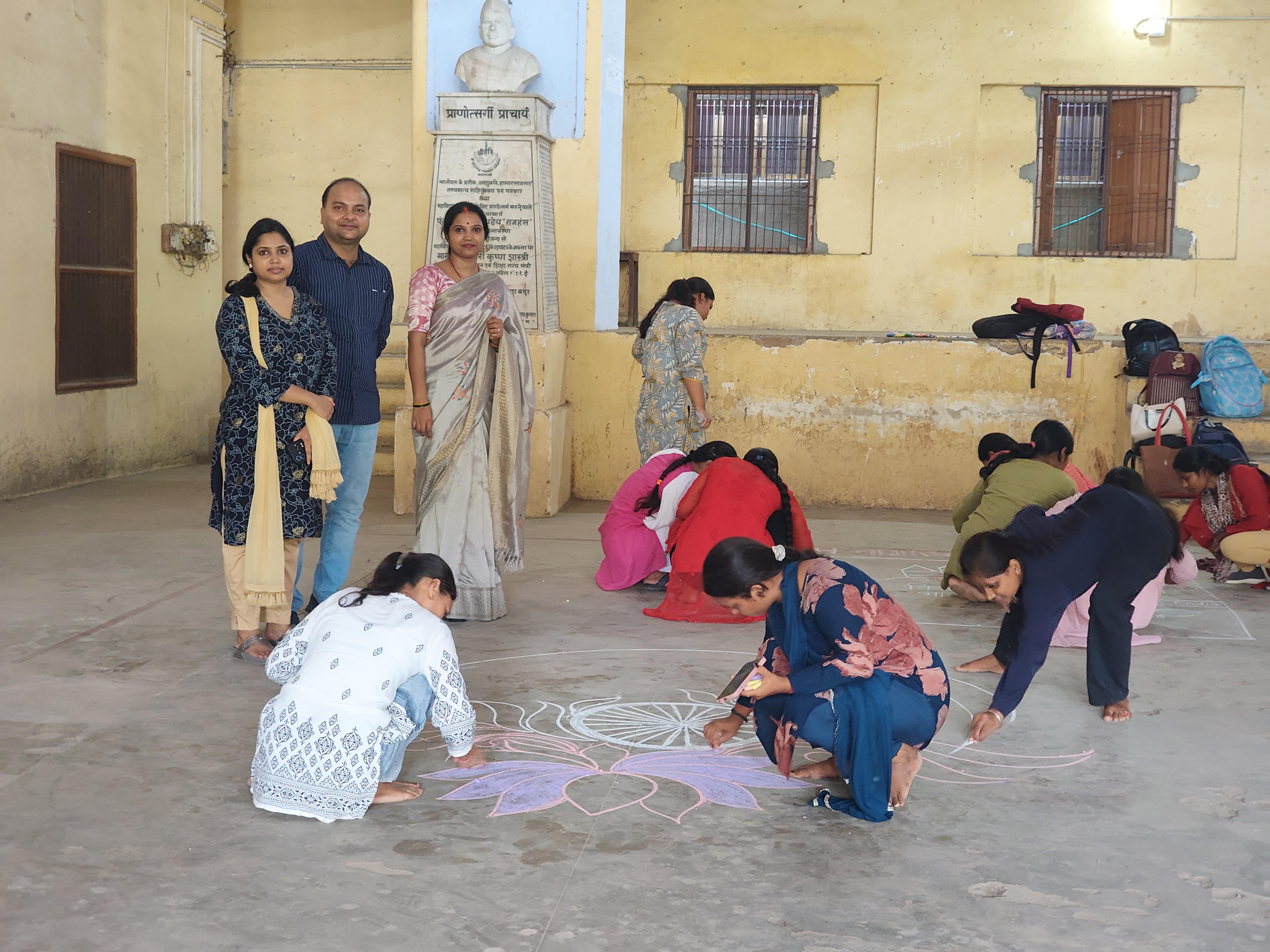 सेवा संकल्प अभियान के अंतर्गत हरिश्चंद्र स्नातकोत्तर महाविद्यालय में रंगोली प्रतियोगिता आयोजित