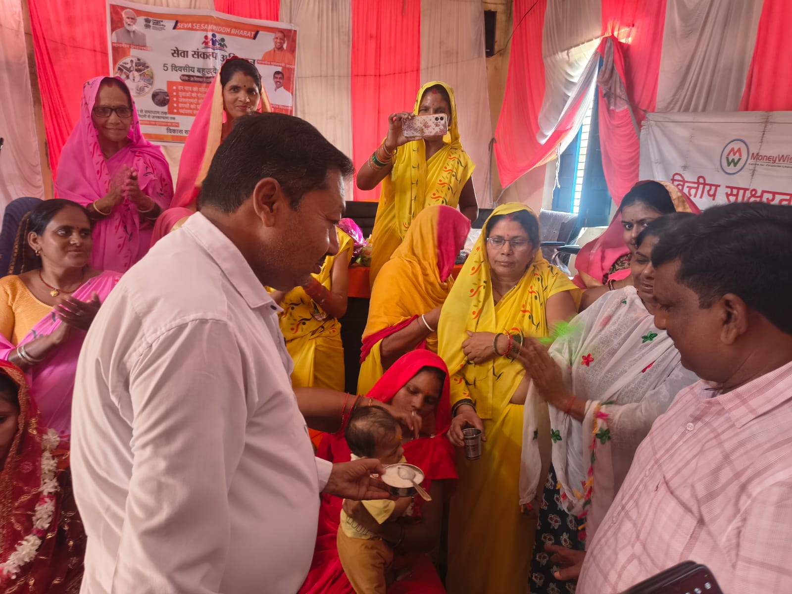 असोथर में सेवा संकल्प अभियान के तहत बहुउद्देशीय शिविर - 1026 लाभार्थी हुए शामिल, 668 मामलों का मौके पर हुआ निस्तारण