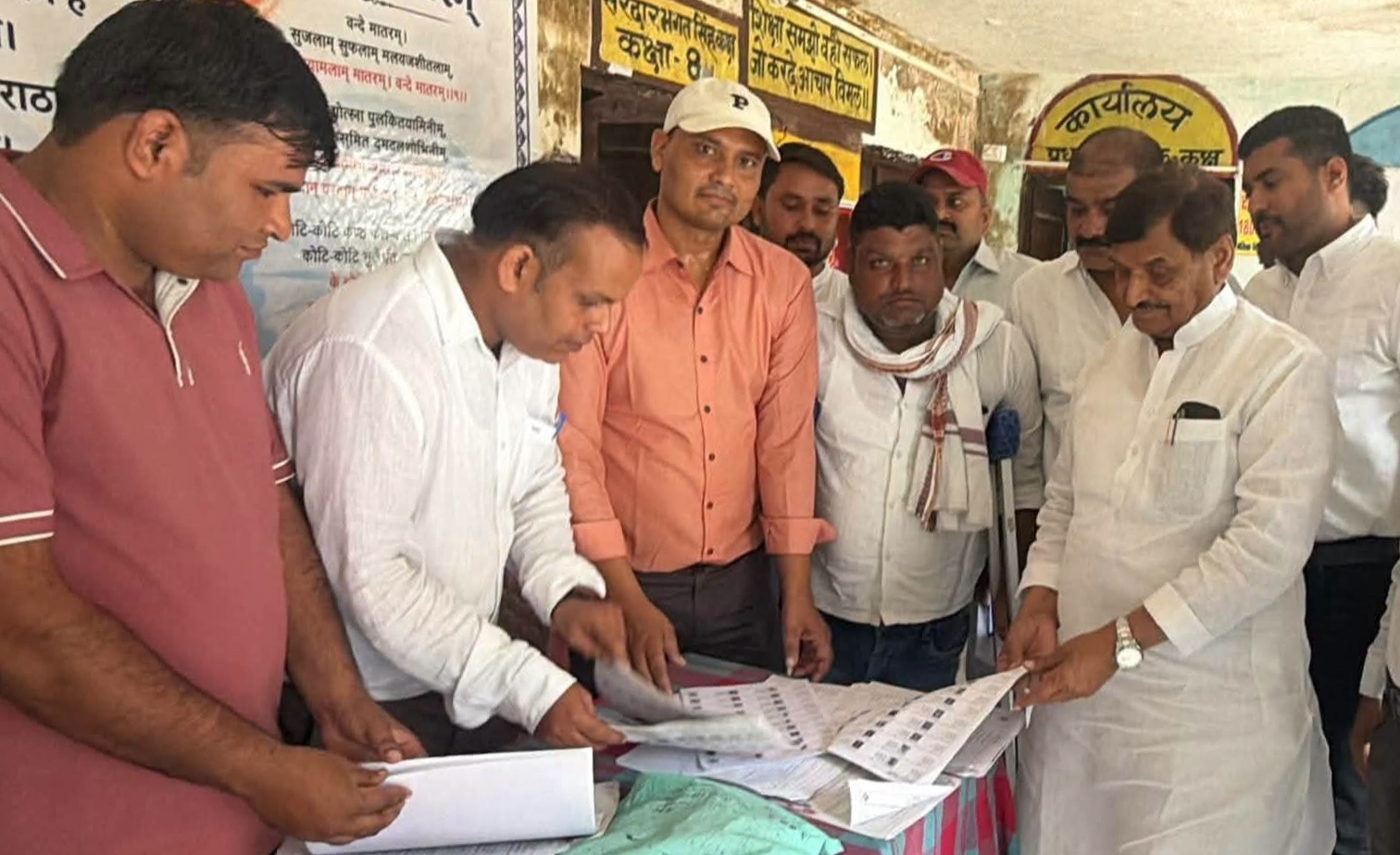 शिवपाल सिंह यादव ने जसवंतनगर विधानसभा की बूथों का किया दौरा  कहा कि एक भी पात्र न छूटे,फर्जी वोट पर लगे लगाम बूथ अध्यक्ष,कार्यकर्ताओं से विपक्ष से सतर्क रहने की नसीहत