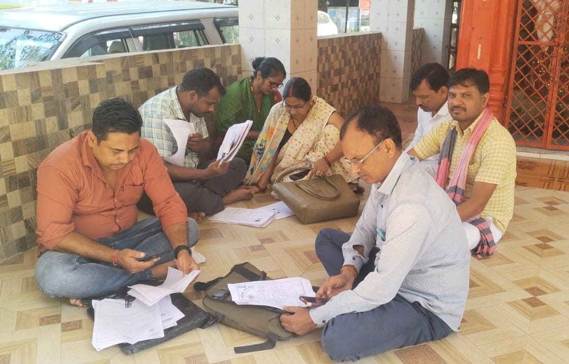विकास भवन के छह बूथों पर अव्यवस्थाओं का आरोप, शिकायत के बाद पहुंचीं कुर्सियां