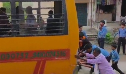 बीच रास्ते स्कूल बस का डीजल खत्म, बच्चों ने लगाया धक्का, वीडियो वायरल