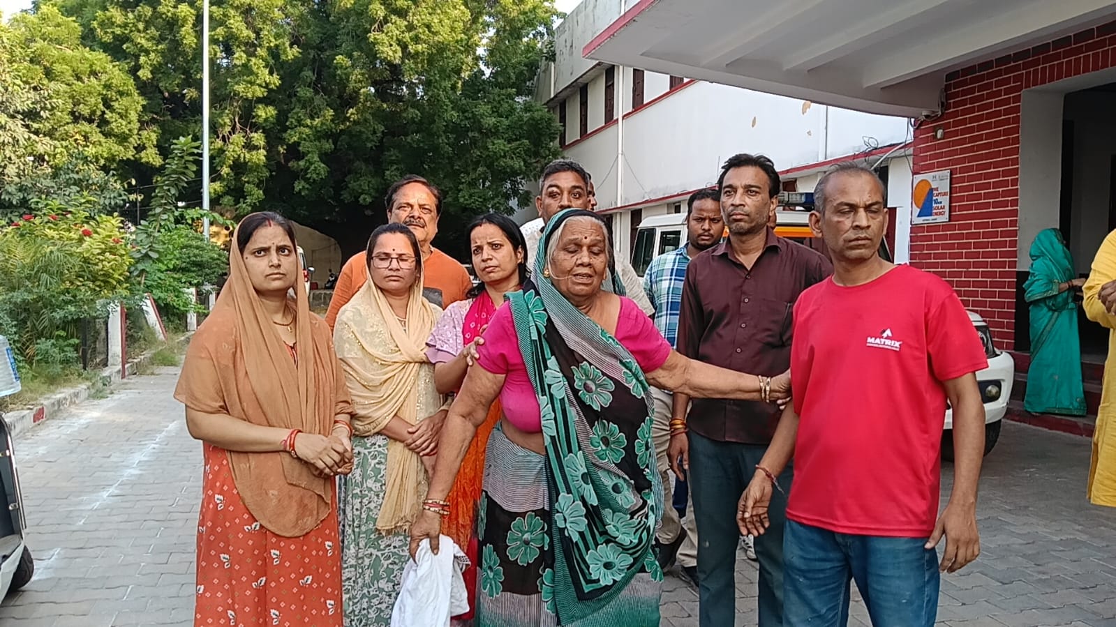 वृद्धा को स्कूटी से टक्कर मारने का विरोध पड़ा महंगा, दबंगों ने परिवार को पीटा   दुर्गा उत्सव महासमिति के पदाधिकारी पीड़ित परिवार के साथ पहुंचे कोतवाली, कार्रवाई की मांग