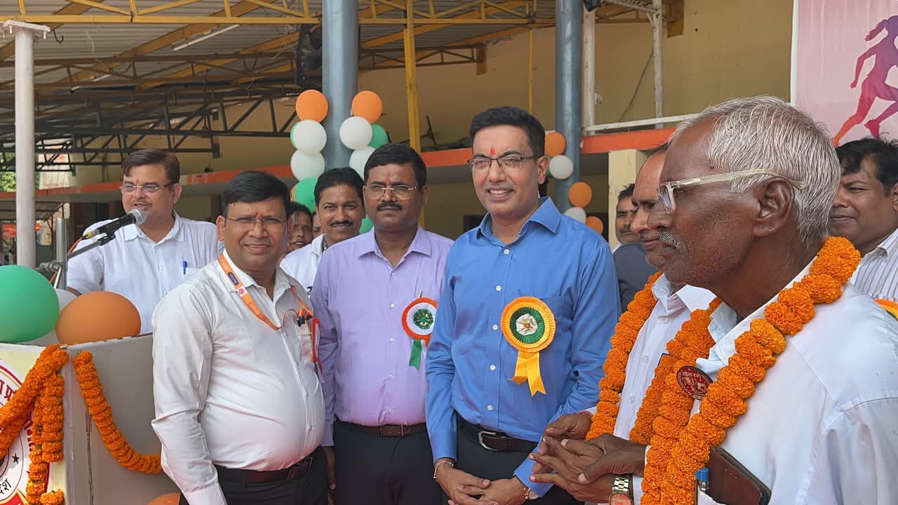 मेधावी विद्यार्थियों को बैज लगाकर बढ़ाएंगे हौसला, हर स्कूल से होगा चयन मंडलायुक्त डॉ. लोकेश एम. की पहल पर बेसिक शिक्षा विभाग ने शुरू की तैयारी, सम्मान से पढ़ाई के प्रति बढ़ेगी रुचि और प्रतिस्पर्धा
