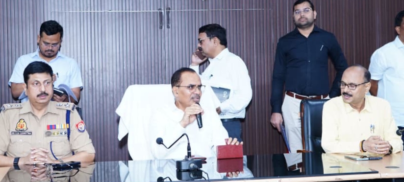 आगरा खंड स्नातक एवं शिक्षक निर्वाचन के लिए पोलिंग पार्टियां रवाना  जिलाधिकारी शुभ्रान्त कुमार शुक्ल और एसएसपी बृजेश कुमार श्रीवास्तव ने ब्रीफिंग कर दिए आवश्यक दिशा-निर्देश