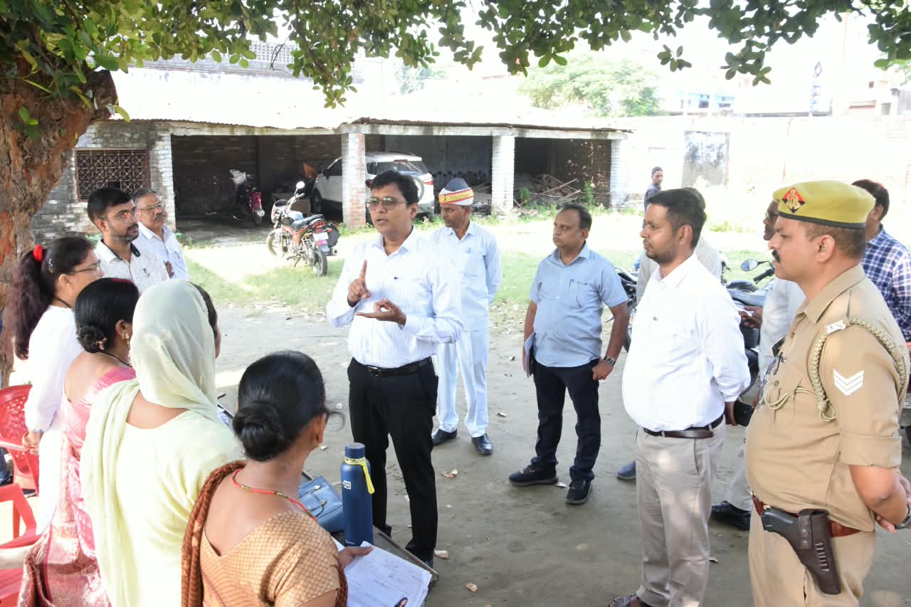 मतदाता सूची में नाम जोड़ने को बूथों पर जुटा प्रशासन, डीएम ने परखी अभियान की रफ्तार