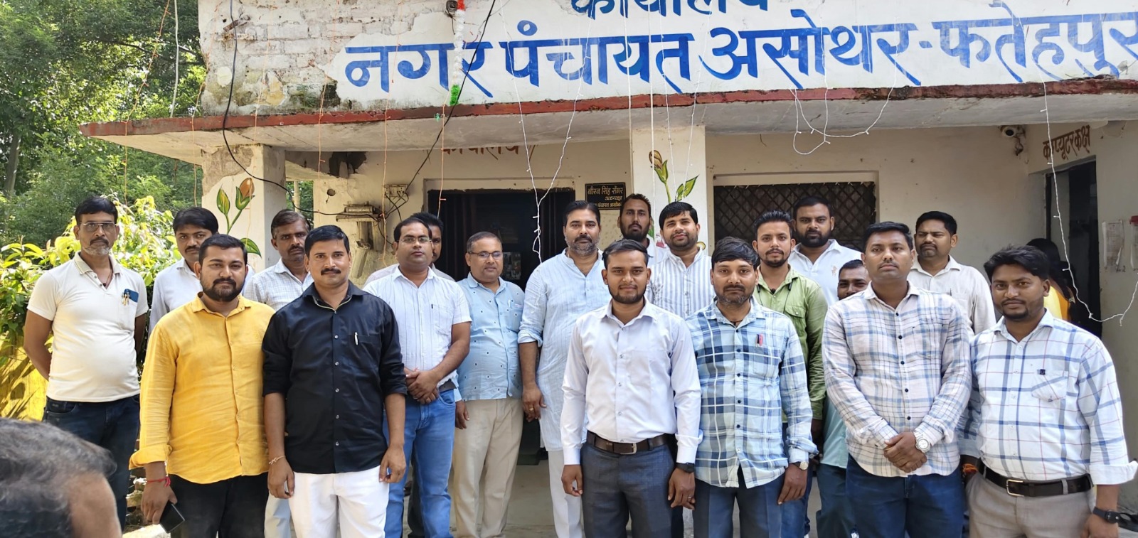 नगर पंचायत असोथर कार्यालय में गांधी-शास्त्री जयंती पर ध्वजारोहण व पुष्पांजलि कार्यक्रम