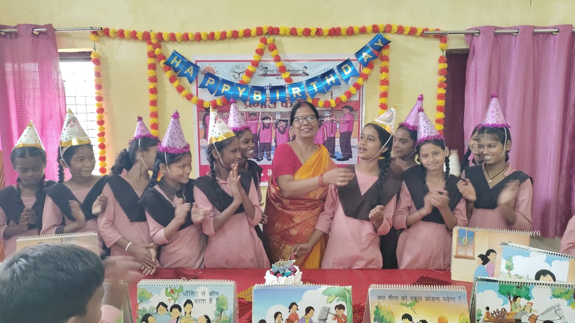 मीना का विद्यालय में मनाया गया जन्म दिनए दी बधाई