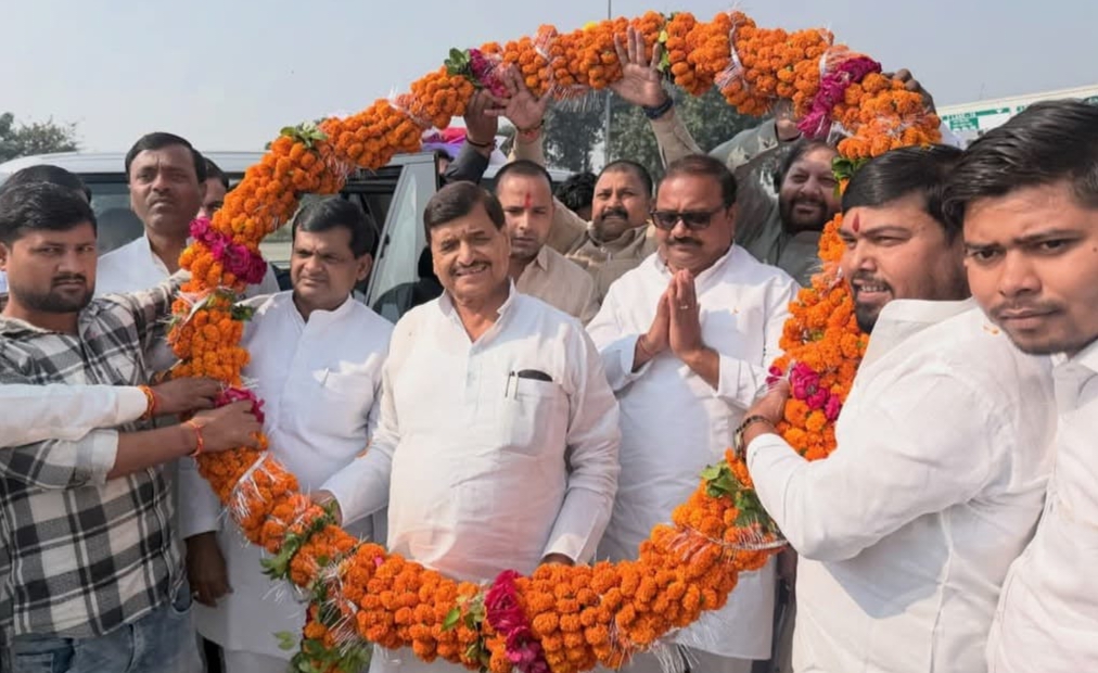 औरैया पहुंचे सपा राष्ट्रीय महा सचिव शिवपाल सिंह यादव का सपा नेताओं ने किया स्वागत