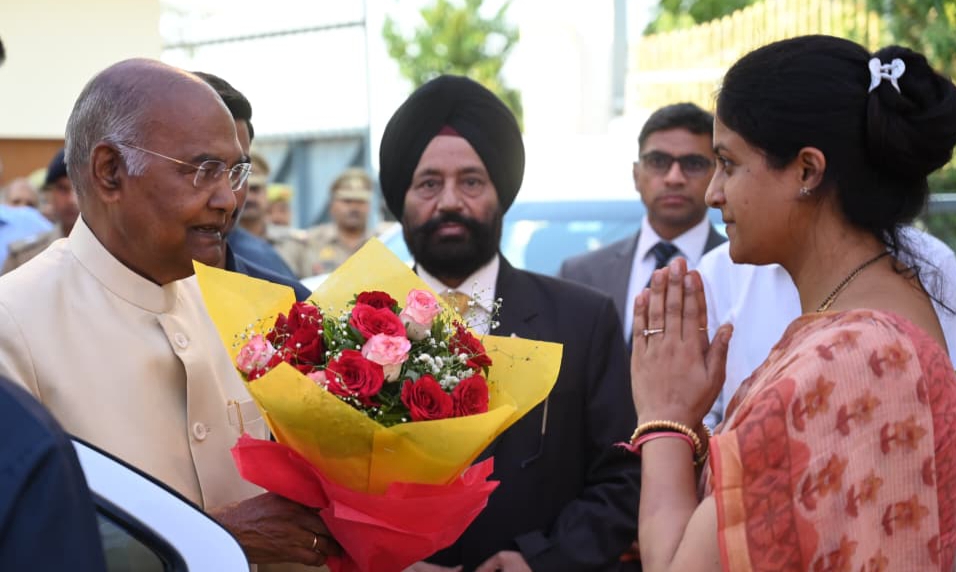 पूर्व राष्ट्रपति रामनाथ कोविंद ने फतेहपुर पहुंचकर पूर्व मंत्री की पत्नि को दी श्रद्धांजलि