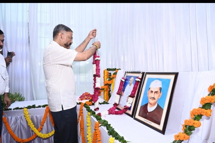 गांधी जी के आदर्शों को अपनाते हुए दायित्वों का निष्ठा - निष्पक्षता से निवर्हन करें रू डा प्रशांत कुमार उप्र शिक्षा सेवा चयन आयोग में राष्ट्रपिता महात्मा गांधी की जयन्ती मनायी गयी
