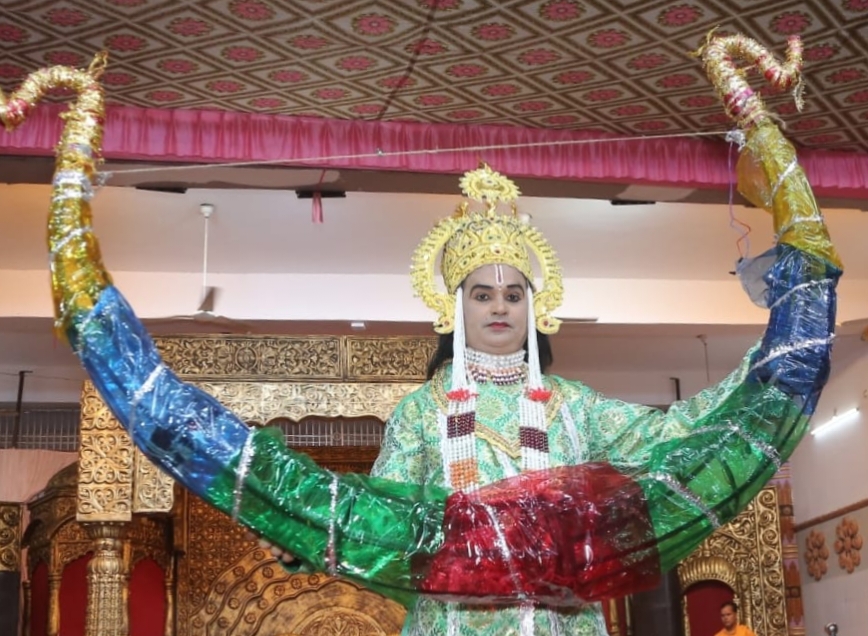 लक्ष्मण परशुराम के मध्य संवाद सुन रोमांचित हो गए श्रोता इस मंचीय लीला के बाद अब शुरू होंगी मैदानी लीलाएं