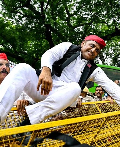 हिरासत में लिए गए विपक्षी नेता
