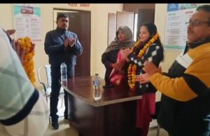 ग्राम प्रधान नरहर पट्टी शीला तिवारी ने खंड विकास अधिकारी श्रुति शर्मा को नव वर्ष 2025 की माला पहनाकर पंचायत भवन पर किया स्वागत।