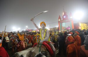 Maha kumbh 2025 में मकर संक्रांति पर अखाड़ों ने किया दिव्य-भव्य अमृत स्नान ब्रह्ममुहूर्त में अखाड़ों के नागा संन्यासियों ने लगाई संगम में डुबकी