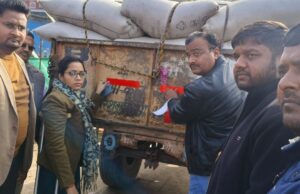 एसडीएम व एआरटीओ द्वारा गल्ला मण्डी कोंच में सड़क सुरक्षा व कोहरे के दृष्टिगत द्रेक्टर द्रालियों सभी वाहनों में रिफ्लेक्टर टेप लगवाने हेतु किया गया जागरूक