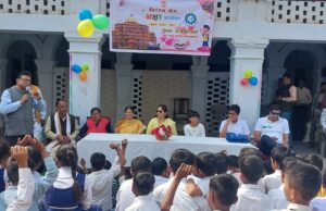 अक्षर फाउंडेशन के बैनर तले स्टेशनरी एवं बैग वितरण का हुआ आयोजन