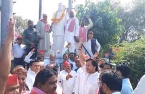 डॉ राममनोहर लोहिया की जयंती पर सपा नेताओं ने उनकी प्रतिमा पर चढ़ाए अक़ीदत के फूल