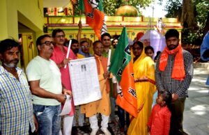 101 कन्याओं के पाव पखार उपहार देकर कराया भजन प्रसाद ग्रहण