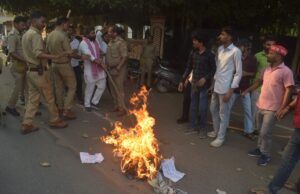 दिल्ली की सीएम रेखा गुप्ता का समाजवादी छात्र सभा के छात्रों ने फूंका पुतला