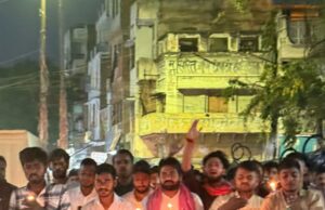 पहलगाम आतंकी हमले में शहीद हुए परिजनों को श्रद्धांजलि देने के लिए छात्रों ने निकाला कैंडल मार्च