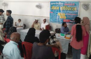 स्वास्थ शिविर में ढ़ाई सौ मरीज़ों को उपचार के बाद दी गई निःशुल्क दवाई
