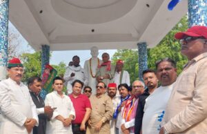 डॉ अम्बेडकर की मूर्ति क्षतिग्रस्त किये जाने पर सपाइयों ने दिया धरना