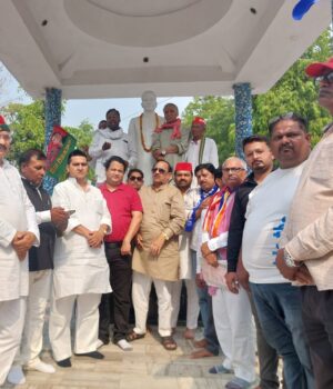 डॉ अम्बेडकर की मूर्ति क्षतिग्रस्त किये जाने पर सपाइयों ने दिया धरना