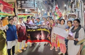 पाकिस्तान मुर्दाबाद के नारों के साथ सपा महिला सभा ने चौक में निकाला कैंडल मार्च