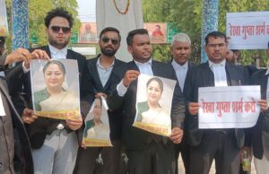 समाजवादी अधिवक्ता सभा ने दिल्ली की मुख्यमंत्री का पोस्टर जलाकर किया विरोध प्रदर्शन