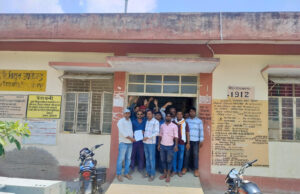 वेतन न मिलने पर बिजली विभाग के संविदा कर्मियों का कार्य बहिष्कार